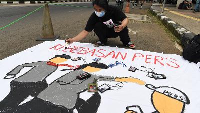 An organizer of the Jakarta Alliance of Independent Journalists (AJI) draws a mural depicting violence against journalists in a demonstration of solidarity for journalist Nurhadi in front of the Attorney-General’s Office in Jakarta, December 1, 2021.
ANTARA PHOTO/Hafidz Mubarak A/File Photo
