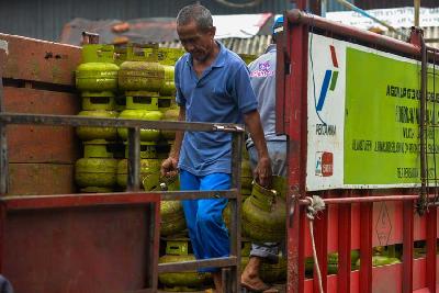 Pekerja menata tabung gas elpiji 3kg di Jakarta, 26 Desember 2022. Tempo/Tony Hartawan