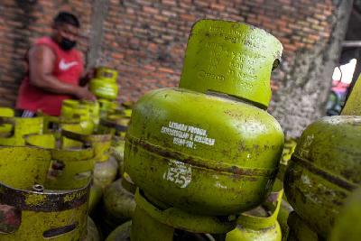 Pekerja tengah menata Gas LPG 3 kg kosong pada sebuah agen kawasan Pasar Rebo, Jakarta, 12 April 2022. Tempo/Tony Hartawan