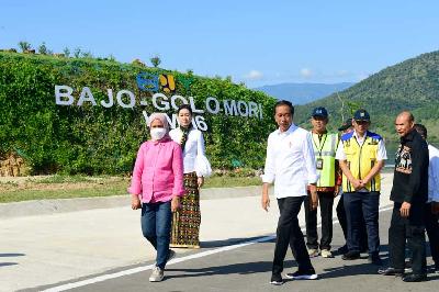 Presiden Joko Widodo (ketiga dari kiri) saat meresmikan Jalan Akses Labuan Bajo-Golo Mori, Kabupaten Manggarai Barat, Provinsi Nusa Tenggara Timur, 14 Maret 2023. BPMI Setpres/Muchlis Jr