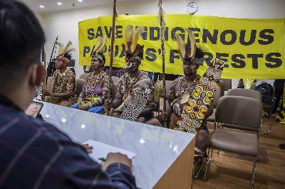 Sejumlah masyarakat adat suku Awyu melakukan pelaporan kepada petugas pengaduan Komnas HAM di Kantor Komnas HAM, Jakarta, 9 Mei 2023. ANTARA/Galih Pradipta