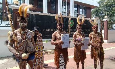Empat perwakilan suku Adat Awyu mengenakan Baju Adat Boven Digul, Toto, mengiringi pendaftaran pengajuan permohonan intervensi di PTUN Jakarta Timur, 9 Mei 2023. TEMPO/Hendrik Yaputra