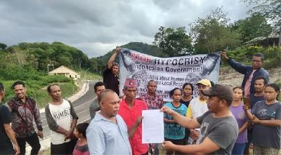 Warga membacakan surat pernyataan dukung ASEAN Summit dan batal demo pada 8 Mei di Labuan Bajo, Nusa Tenggara Timur. Dokumentasi Floresa