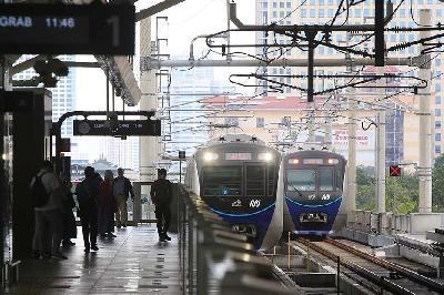Penumpang menaiki Moda Raya Terpadu (MRT) Jakarta di Jakarta, 20 Februari 2022. TEMPO/Subekti.