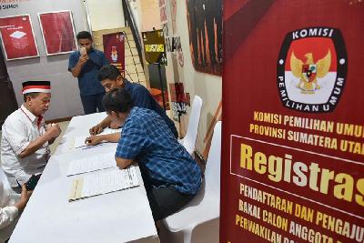 Petugas KPU melayani bakal calon legislatif (bacaleg) saat mendaftar di Kantor KPU Provinsi Sumatera Utara, Medan, 6 Mei 2023. ANTARA/Fransisco Carolio