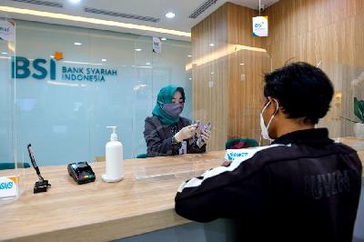 Nasabah melakukan transaksi perbankan di Bank Syariah Indonesia  (BSI),  Jakarta. TEMPO/Tony Hartawan
