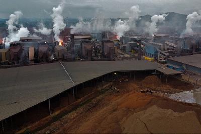 Asap dari pengolahan nikel (smelter) di Konawe, Sulawesi Tenggara, Selasa 14 Desember 2021. ANTARA/Jojon