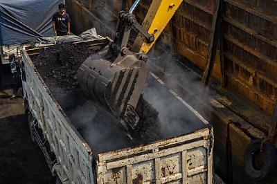Aktivitas bongkar muat batu bara di pelabuhan Tanjung Priok, Jakarta, 4 Agustus 2022. Tempo/Tony Hartawan