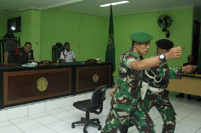 Prajurit TNI berjalan menjalani sidang putusan usai terbukti menjual amunisi dan senjata api ke kelompok kriminal bersenjata (KKB) di Pengadilan Militer III-19 Jayapura, Papua, 12 Maret 2020. ANTARA/Gusti Tanati
