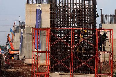 Pekerja menggarap pengerjaan proyek pembangunan jalan tol PT Waskita Beton Precast Tbk (WSBP). ANTARA/Risky Andrianto

