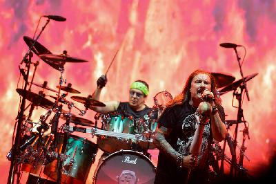 Personel Dream Theater James Labrie (vokal) dan Mike Mangani (drum) tampil dalam 'Top Of The World Tour' di Ecopark, Ancol, Jakarta, 12 Mei 2023. TEMPO/ Febri Angga Palguna