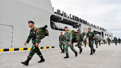 Prajurit TNI berbaris usai turun dari KRI Banjarmasin-592 di Pelabuhan Multipurpose, Labuan Bajo, Manggarai Barat, NTT, 5 Mei 2023. Antara/Zabur Karuru