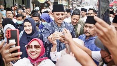Ketua Umum Partai Demokrat Agus Harimurti Yudhoyono (AHY) menyapa warga saat acara Safari Ramadhan di Pasar Lama, Kota Tangerang, Banten, 18 April 2023. ANTARA/Fauzan