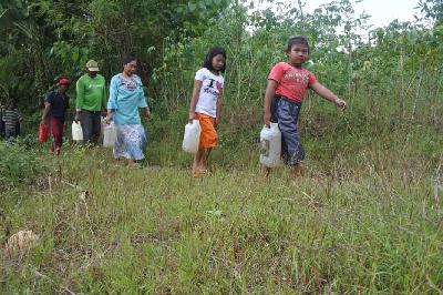 Sejumlah warga membawa jerigen berisi air yang diambil dari sungai yang mulai mengering debit airnya di Desa Jatisari, Arjasa, Situbondo, Jawa Timur, 3 Mei 2023. ANTARA/Seno