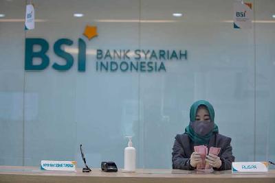 Petugas tengah menghitung uang di Bank Syariah Indonesia Cabang Hasanudin, Jakarta. Tempo/Tony Hartawan