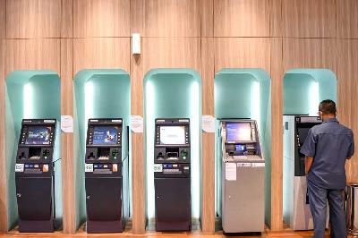 Nasabah melakukan transaksi di mesin anjungan tunai mandiri (ATM) di Gedung Wisma Mandiri I di Jakarta, 11 Mei 2023. ANTARA/M Risyal Hidayat