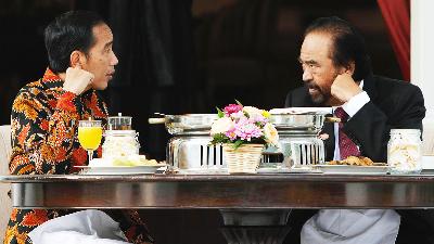 President Joko Widodo (left) conversing with National Democrat (NasDem) Party General Chair Surya Paloh during lunch at the back porch of the Merdeka Palace in Jakarta, November 22, 2016.
TEMPO/Subekti/File Photo
