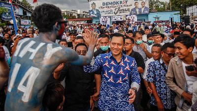 Democrat Party Chair Agus Harimurti Yudhoyono greets people during a Safari Ramadan (fasting month) trip to Cibinong, Bogor Regency, West Java, April 10.
ANTARA PHOTO/Yulius Satria Wijaya
