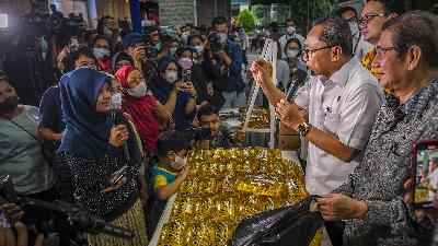 Trade Minister Zulkifli Hasan (second from right) talks with people buying packaged cooking oil during the launch of MinyaKita, people’s cooking oil, at the trade ministry in Jakarta, July 6, 2022.
ANTARA FOTO/Galih Pradipta/File Photo
