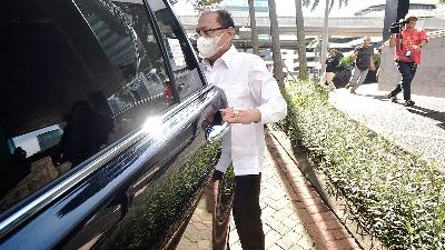 Supreme Court Secretary Hasbi Hasan after undergoing questioning at the ACLC building of the Corruption Eradication Commission in Jakarta, March 9.
TEMPO/Imam Sukamto
