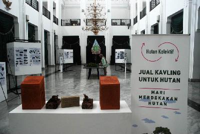 Konsep hutan kolektif Perusahaan Hutan Tanaraya (Perhutana) yang digagas oleh Jatiwangi Art Factory (JAF) dalam pameran Family Forest Design Exhibition di Aula Timur Gedung Sate, Bandung, Jawa Barat, 2 Desember 2022. TEMPO/Prima Mulia