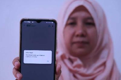 Nasabah menunjukan notifikasi gagal transaksi melalui mobile banking Bank Syariah Indonesia (BSI) di Jakarta, 12 Mei 2023. TEMPO/ Nita Dian