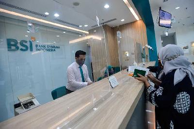 Nasabah tengah melakukan transaksi di Bank Syariah Indonesia Cabang Hasanudin, Jakarta. Tempo/Tony Hartawan