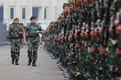 Panglima TNI Laksamana TNI Yudo Margono (kedua kiri) menginspeksi pasukan saat Pemeriksaan Kesiapan Operasi (Riksiapops) dan Pemberangkatan  Satgas Pamtas RI-Papua Nugini di Koarmada II, Surabaya, Jawa Timur,  1 April 2023. ANTARA/Didik Suhartono