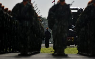 Prajurit TNI mengikuti latihan di Taxy Way Echo Pangkalan Udara Halim Perdanakusuma, Jakarta, 6 April 2023. TEMPO/Imam Sukamto