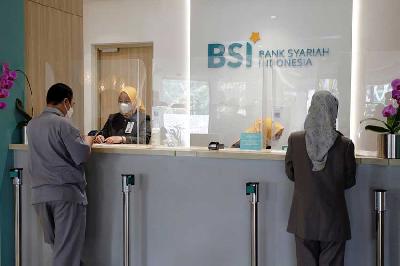Teller bank melayani nasabah di Bank Syariah Indonesia di Jakarta. Reuters/Willy Kurniawan