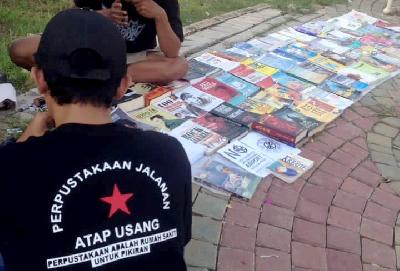 Gelar baca gratis Perpustakaan Jalanan Cikarang di Bekasi/, Jawa Barat. Dok. Perpustakaan Jalanan Cikarang
