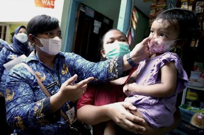 Dokter Puskesmas Kecamatan Sawah Besar memberikan sosialisasi tentang penyakit hepatitis akut di Mangga Dua Selatan, Jakarta, 13 Mei 2022. ANTARA/Rivan Awal Lingga
