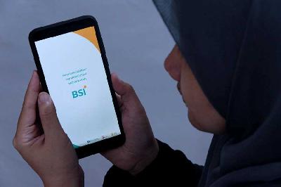 Nasabah membuka aplikasi mobile bangking Bank Syariah Indonesia (BSI) di Bogor, 18 Mei 2023. TEMPO/ Bintari Rahmanita