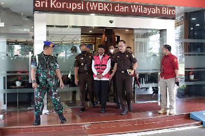 Menteri Komunikasi dan Informatika Johnny G Plate (tengah) berjalan menuju mobil tahanan usai menjalani pemeriksaan di Kejaksaan Agung (Kejagung), Jakarta,17 Mei 2023. TEMPO/M Taufan Rengganis