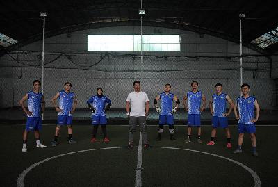 Pemain Tim Nasional Sepakbola Homeless World Cup 2023 dan pelatihnya Albert Rudiyana di Bandung, Jawa Barat, 19 Mei 2023. TEMPO/Prima mulia