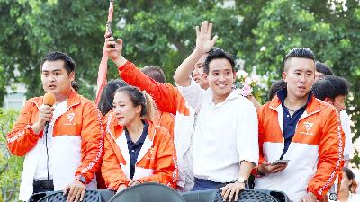 Petinggi Move Forward Party dan kandidat perdana menteri Pita Limjaroenrat (kemeja putih) saat merayakan hasil pemilu partai di Bangkok, Thailand, 15 Mei 2023. REUTERS/Jorge Silva