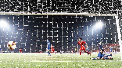 Irfan Jauhari berhasil menyetak gol saat melawan Thailand dalam laga final Sea Games 2023, di Phnom Penh, Kamboja, 16 Mei 2023/REUTERS/Chalinee Thirasupa
