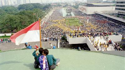 Mahasiswa menduduki Gedung MPR/DPR saat unjuk rasa menuntut Soeharto mundur sebagai Presiden RI, di Jakarta, Mei 1998. Dok. Tempo/Rully Kesuma