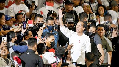 Presiden Joko Widodo menyapa peserta pada puncak acara Musyawarah Rakyat (Musra) di Istora Senayan, Jakarta, 14 Mei 2023. Antara/Hafidz Mubarak A