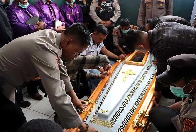 Sejumlah anggota TNI-Polri menutup peti jenazah aparat keamanan korban penembakan Kelompok Kriminal Bersenjata di Distrik Mulia, Kabupaten Puncak Jaya, Papua Tengah, 27 Maret 2023. ANTARA/Humas Polres Puncak Jaya