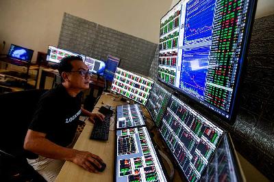 Seorang pialang saham tengah memantau pergeakan Index Saham Gabungan di rumahnya kawasan Bintaro, Tangerang Selatan, 3 Januari 2023. Tempo/Tony Hartawan