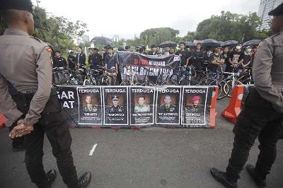 Jaringan Solidaritas Korban untuk Kekerasan (JSKK) melakukan Aksi Kamisan di seberang Istana Merdeka, Jakarta, 4 Mei 2023. TEMPO/Subekti