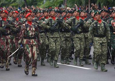 Defile anggota TNI pada Upacara peringatan hari ulang tahun (HUT) ke-77 Tentara Nasional Indonesia (TNI) di halaman Istana Merdeka, Jakarta, 5 Oktober 2022. TEMPO/Subekti