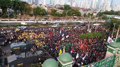 Thousands of students from various universities stage a protest rally rejecting the new Corruption Eradication Commission Law, the planned enactment of the Criminal Code Bill, the Land Bill, and several laws perceived as contradicting the mandate of reform, in front of the DPR/MPR Building, Jakarta, September 23, 2019.
Tempo/Subekti
