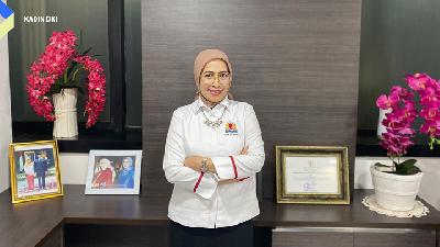 Diana Dewi merintis usaha dari penjual produk kosmetik. Bertahan dan pandai membaca peluang bisnis.