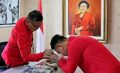 Sekjen PDI Perjuangan Hasto Kristiyanto bersama Walikota Solo Gibran Rakabuming Raka di Kantor DPP PDI Perjuangan, Jakarta, 22 Mei 2023. Dokumentasi PDIP