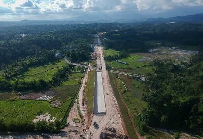 Pembangunan tol Padang - Sicincin, di Nagari Parik Malintang, Padang Pariaman, Sumatera Barat, 22 Mei 2023. ANTARA/Iggoy el Fitra