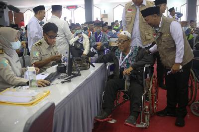 Jamaah calon haji embarkasi Jakarta melakukan pemeriksaan kesehatan di Asrama Haji Pondok Gede, Jakarta, 23 Mei 2023. TEMPO / Hilman Fathurrahman W