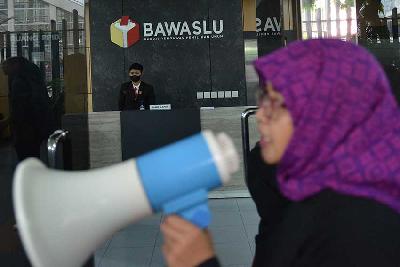 Masyarakat Peduli Keterwakilan Perempuan melakukan aksi menolak PKPU 10 pasal 8 ayat 2 di kantor Bawaslu RI, Jakarta, 8 Mei 2023. TEMPO/ Febri Angga Palguna