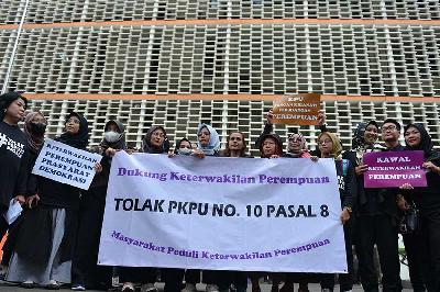Masyarakat Peduli Keterwakilan Perempuan melakukan aksi menolak PKPU 10 pasal 8 ayat 2 di kantor Bawaslu RI, Jakarta, 8 Mei 2023. TEMPO/ Febri Angga Palguna